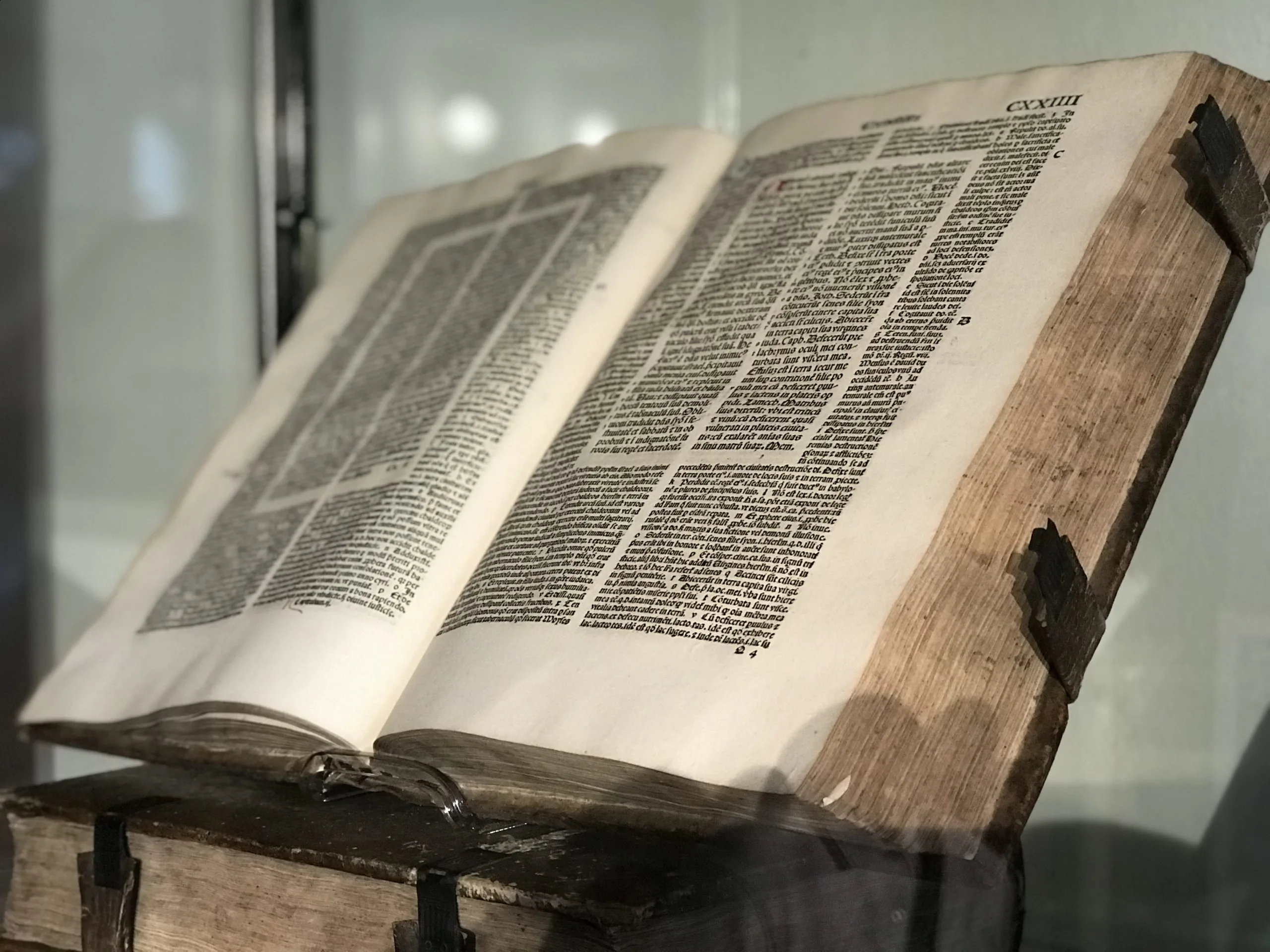Bible with margins - 16th century Hypertext